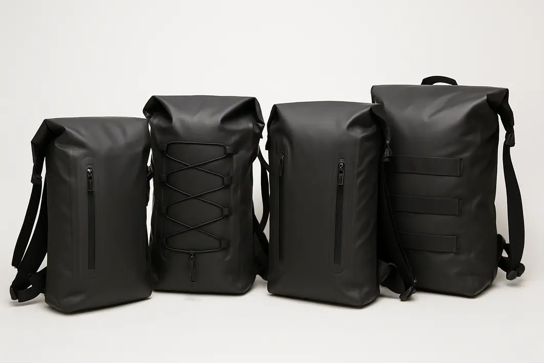 mochila impermeavel tecido resistente Mochila impermeável em tecido resistente com costuras reforçadas e zíperes selados sobre mesa de madeira