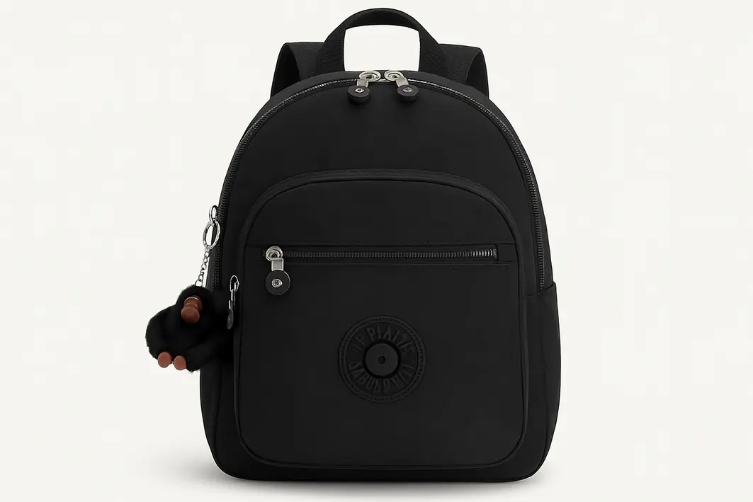 mochila kipling ajustando alcas acolchoadas Mãos ajustando alças acolchoadas de mochila Kipling com tecido resistente e zíper metálico