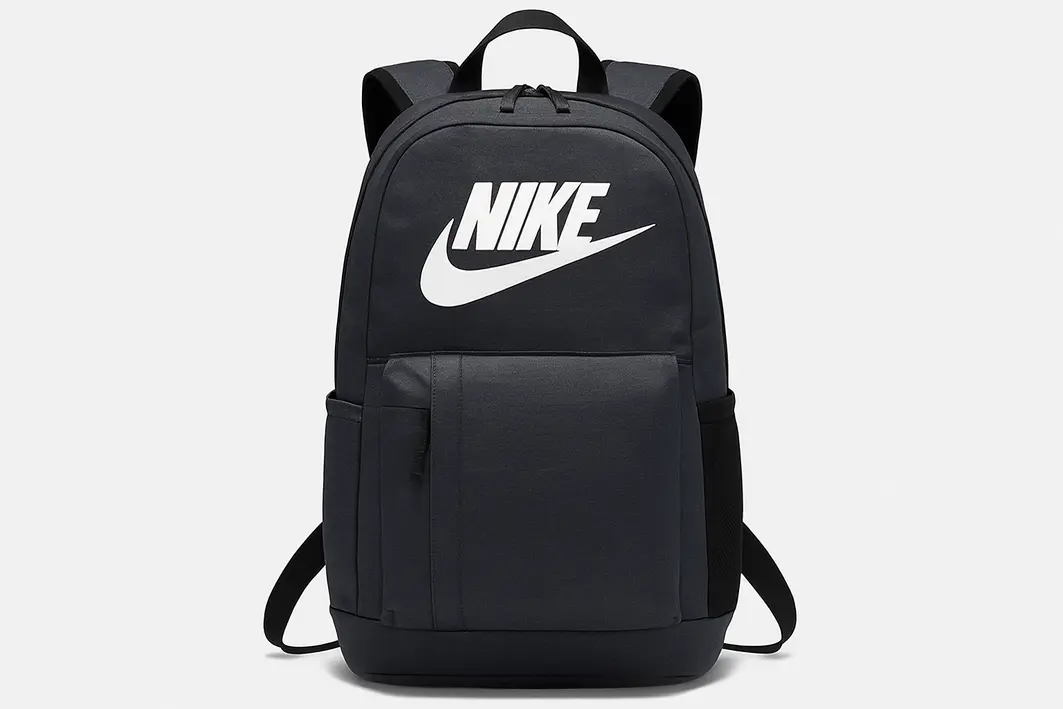 mochila masculina nike viagem trabalho Mochila masculina esportiva sem marcas em banco de aeroporto com mãos ajustando alça e guardando notebook
