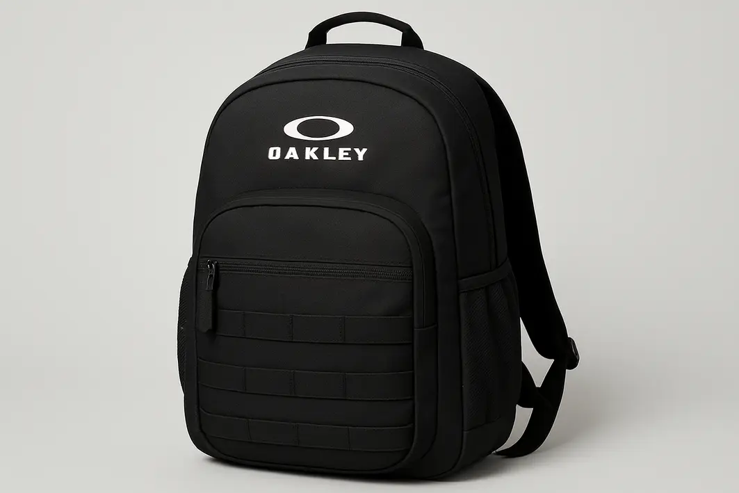 mochila oakley nylon balistico trabalho Mãos adultas manipulando mochila preta de nylon balístico com zíperes e compartimento para notebook em banco de madeira