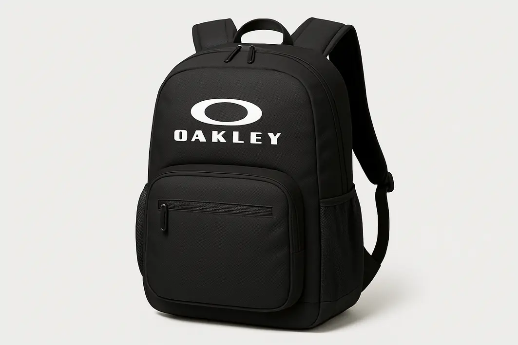 mochila oakley viagem trabalho funcional Mochila utilitária estilo Oakley sobre assento, mãos adultas organizando laptop e acessórios no interior